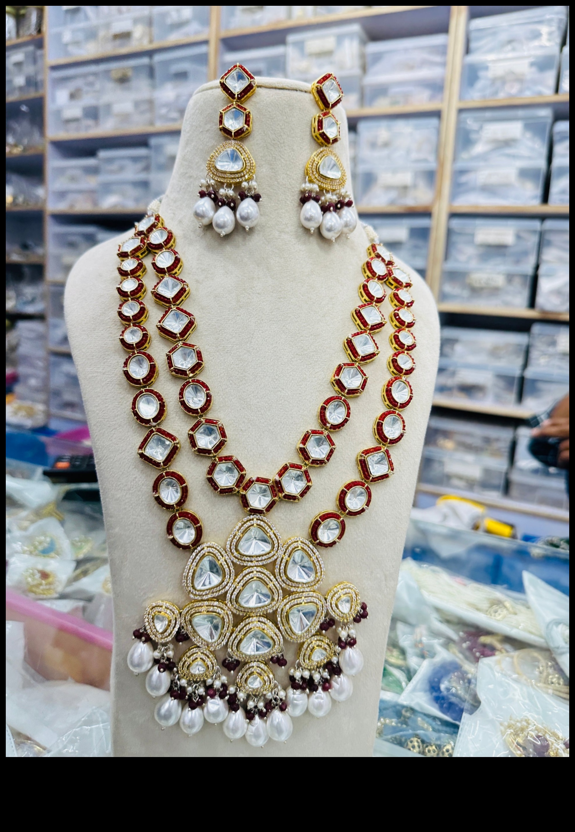 Regal Radiance Μια επιμελημένη συλλογή από κολιέ για να αναβαθμίσετε την εμφάνισή σας 2 Regal Radiance: Αγκαλιάστε την Majestic Beauty με τα Regal στυλ κολιέ μας