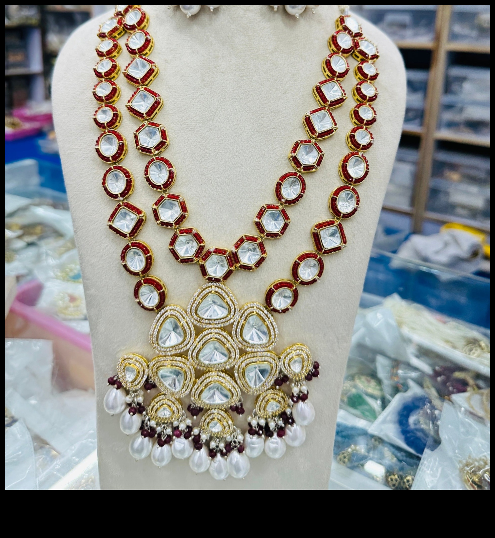 Regal Radiance Μια επιμελημένη συλλογή από κολιέ για να αναδείξουν την εμφάνισή σας 3 Regal Radiance: Αγκαλιάστε την Majestic Beauty με τα Regal στυλ κολιέ μας