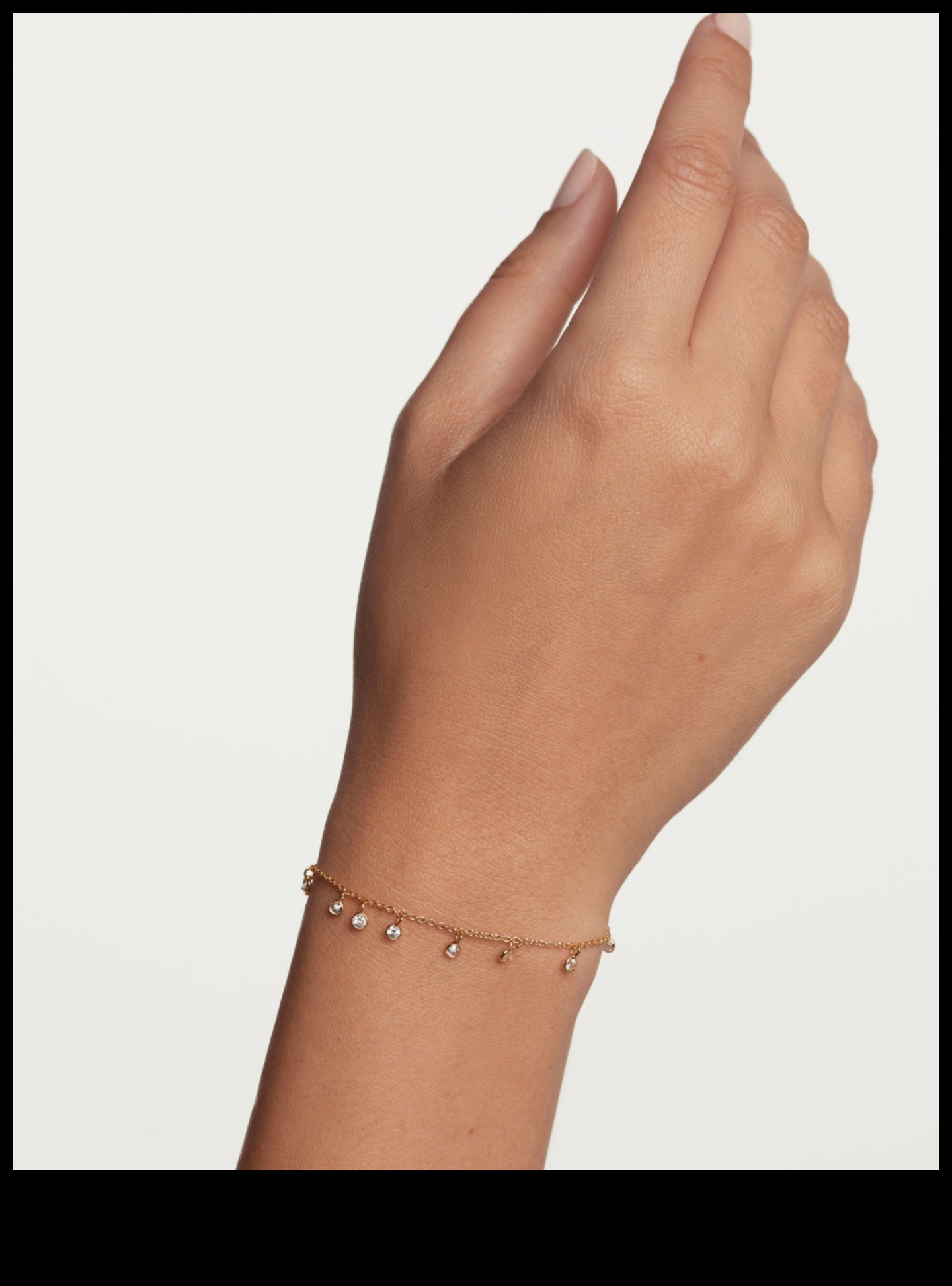 Βραχιόλια Bliss Ανεβάστε την παρουσία σας με μοντέρνες πινελιές Μια συλλογή από κομψά βραχιόλια που θα προσθέσουν μια πινελιά προσωπικότητας στην εμφάνισή σας. 2 Βραχιόλια Bliss: Ανεβάστε την παρουσία σας με μοντέρνες πινελιές