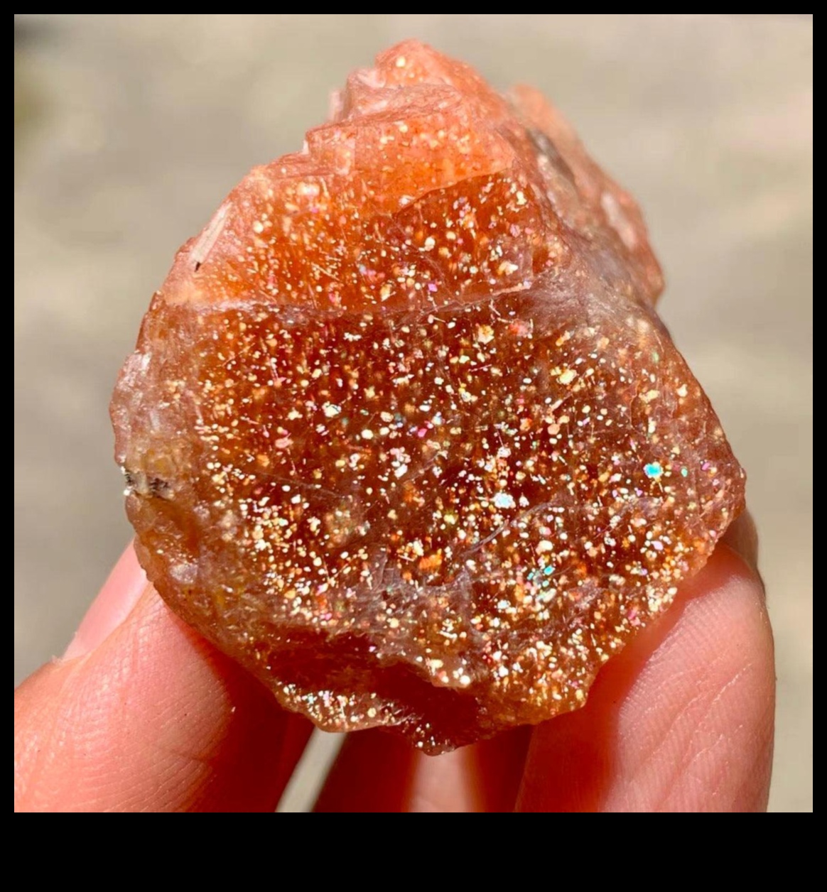 Sunstone Sparkle: Γυαλίστε στη ζεστασιά των ηλιόλουστων πολύτιμων λίθων