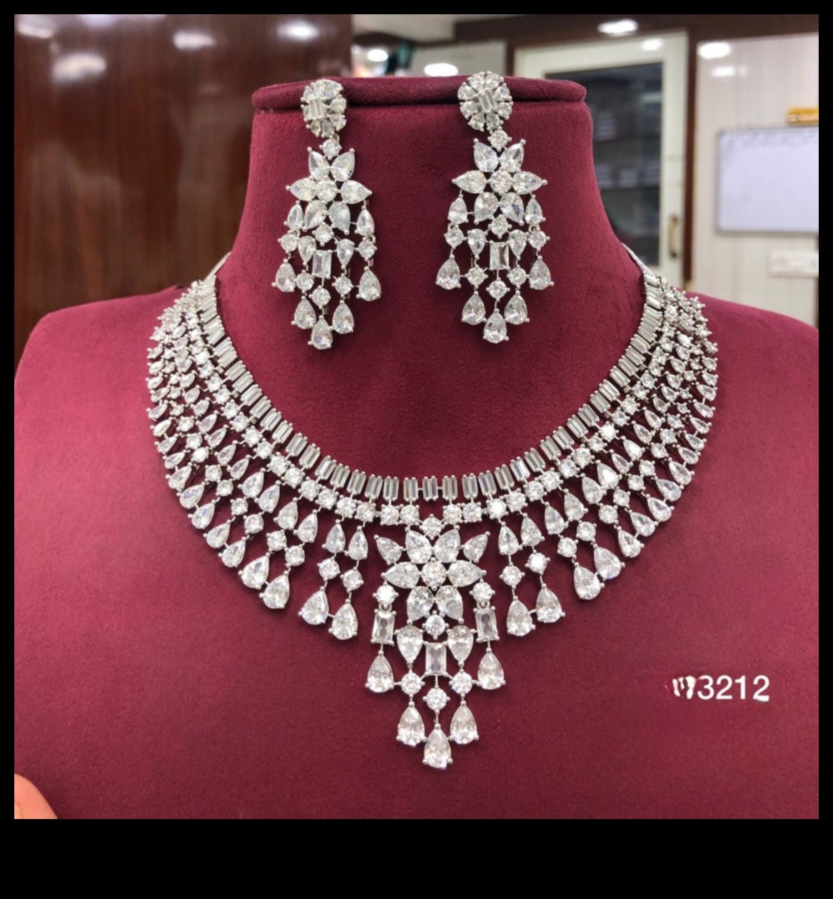 Eternal Elegance: Διαχρονική λαμπρότητα σε κάθε ζευγάρι σκουλαρίκια μας