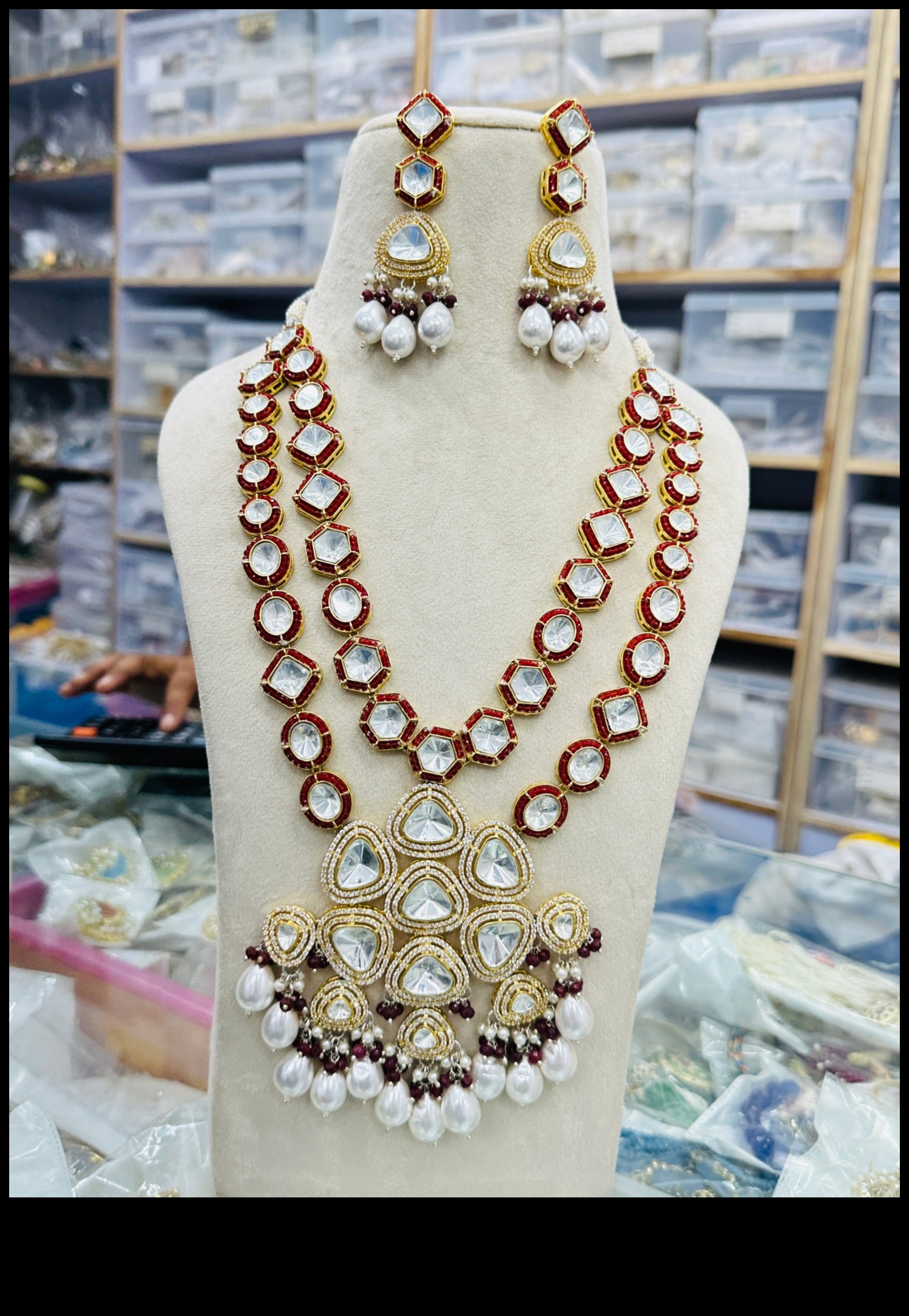 Regal Radiance Μια επιμελημένη συλλογή από κολιέ για να αναδείξουν την εμφάνισή σας 1 Regal Radiance: Αγκαλιάστε την Majestic Beauty με τα Regal στυλ κολιέ μας