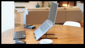 Εξοπλίστε τον χώρο εργασίας του φορητού υπολογιστή σας για μέγιστη παραγωγικότητα και μεγαλοπρέπεια 4 Desk Aesthetics: Αξεσουάρ για κομψούς χώρους εργασίας φορητών υπολογιστών