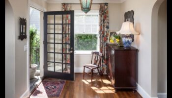 Πώς μπορώ να δημιουργήσω μια φιλόξενη είσοδο στην εσωτερική μου διακόσμηση;