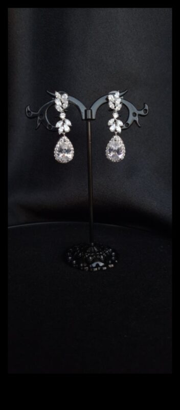 Λαμπεροί σύνδεσμοι: Συνδέστε το στυλ σας με τα λαμπερά σκουλαρίκια μας